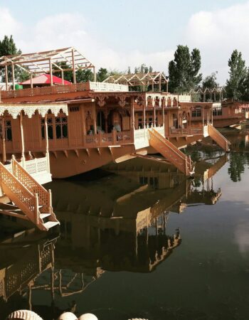 Wangnoo Houseboats