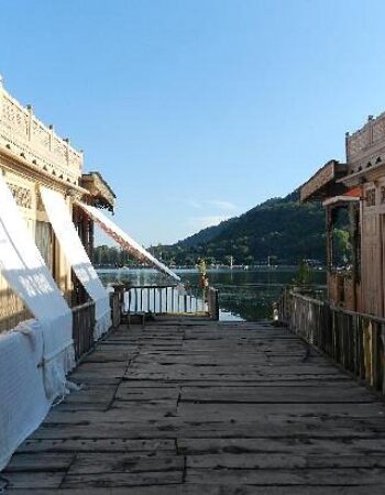 Young Alzira Group of House Boats